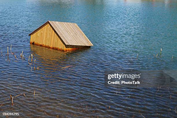 house flotar sobre agua-xl - tsunami fotografías e imágenes de stock