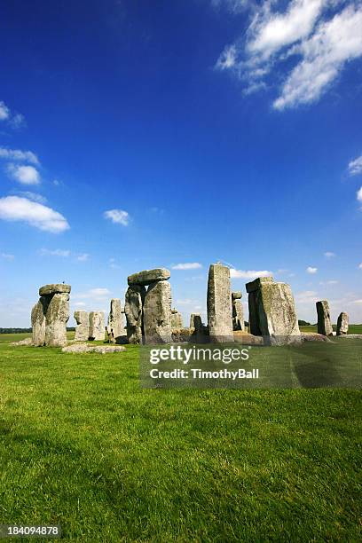 stonehenge im sommer - stonehenge stock-fotos und bilder