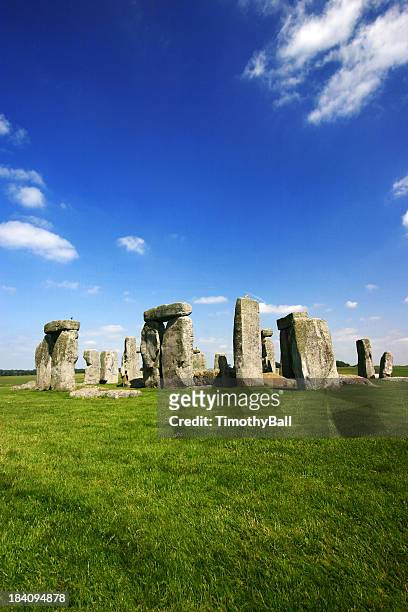 stonehenge in summer - stonehenge stock pictures, royalty-free photos & images