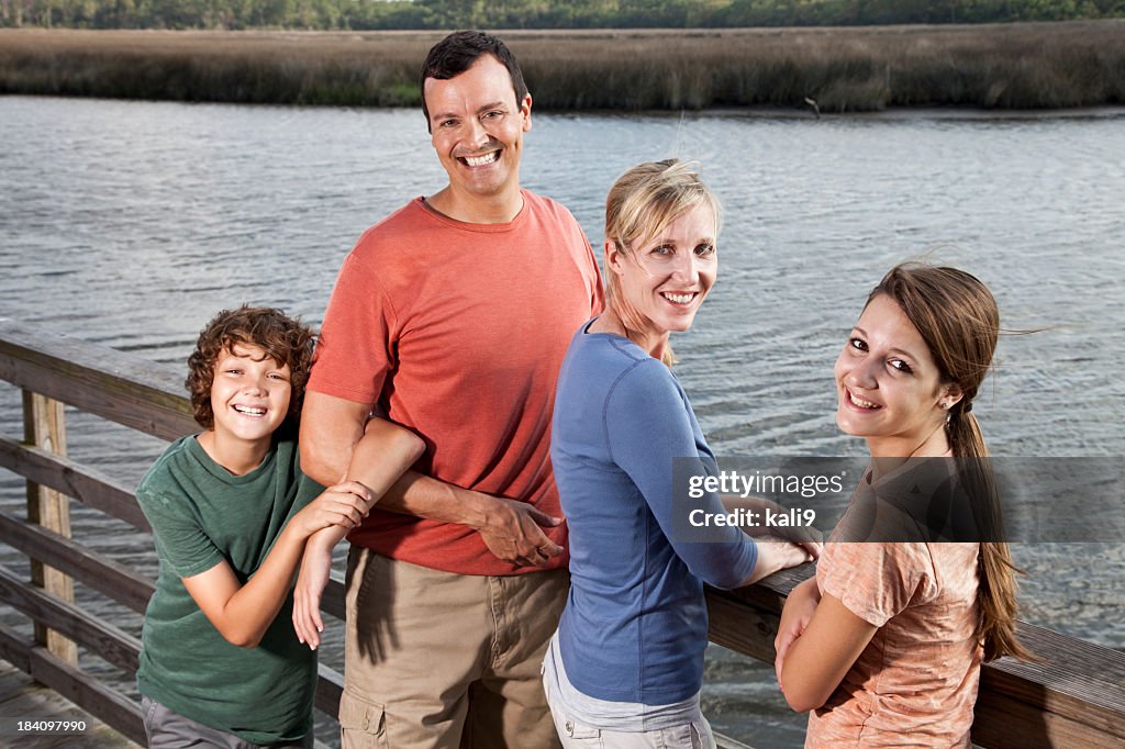 Familia al aire libre con agua