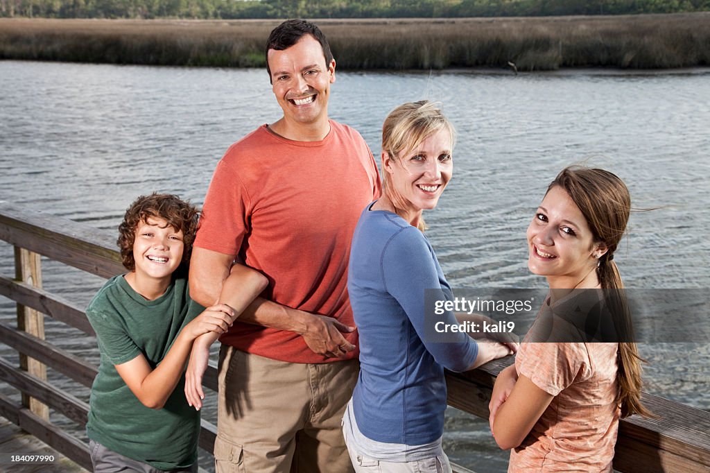 Famille à l'extérieur au bord de l'eau