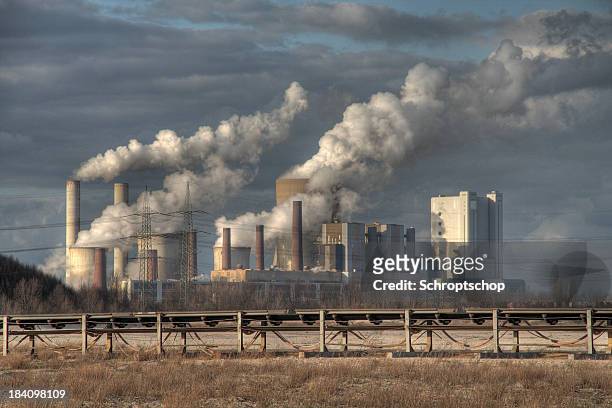 großen kraftwerk - luftverschmutzung stock-fotos und bilder