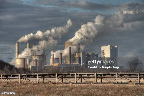 big planta de energía - contaminación ambiental fotografías e imágenes de stock