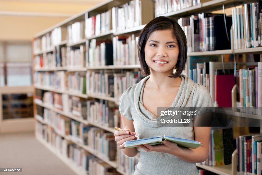 Mulher estudante na biblioteca
