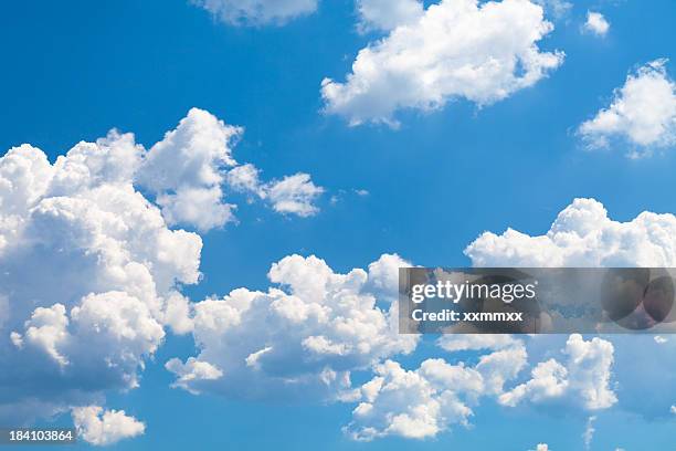 wolken am himmel - blauw stock-fotos und bilder