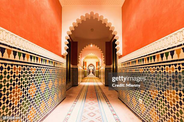 la arquitectura de estilo marroquí decorativa arco con azulejos de diseño interior - casa marocco fotografías e imágenes de stock