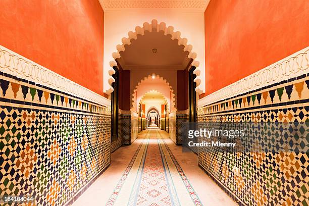 arquitetura marroquina arco com design de interiores delicados de azulejos - marocco - fotografias e filmes do acervo