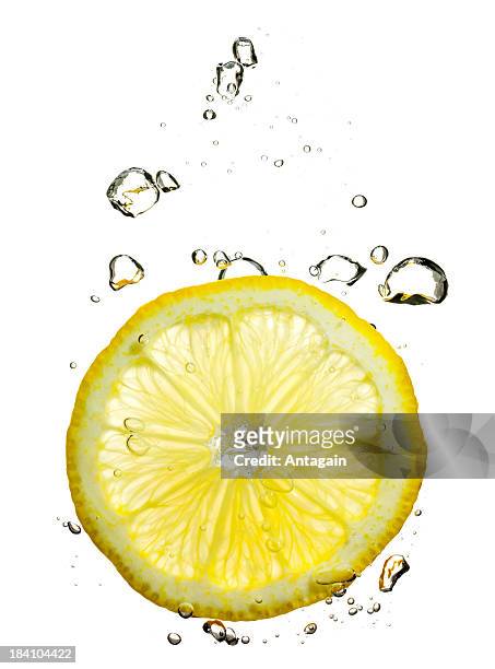 limone con acqua - lemon slice foto e immagini stock