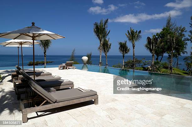 villa piscina casa de praia waterfront - divã sofá imagens e fotografias de stock