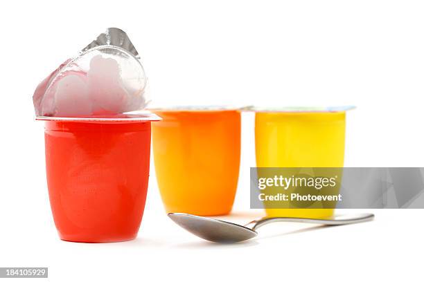 kinder-joghurt - joghurtbecher stock-fotos und bilder