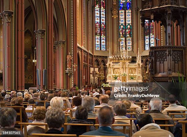 iglesia europea servicio - catedral interior fotografías e imágenes de stock