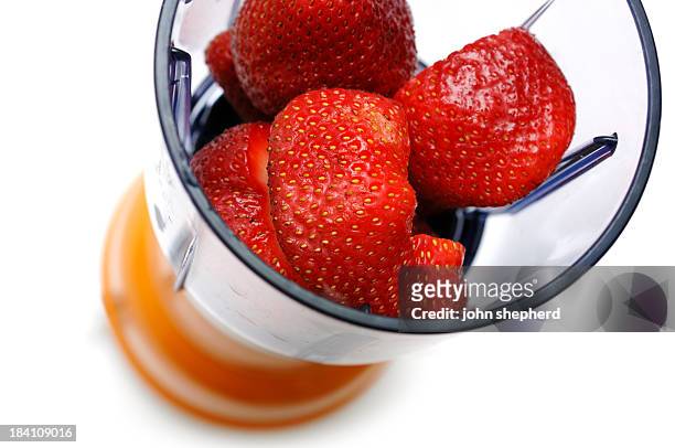 erdbeeren in einem mixer, smoothie - püriert stock-fotos und bilder