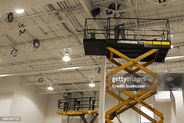 mdern tareas de mantenimiento de equipos - ascensor interior fotografías e imágenes de stock