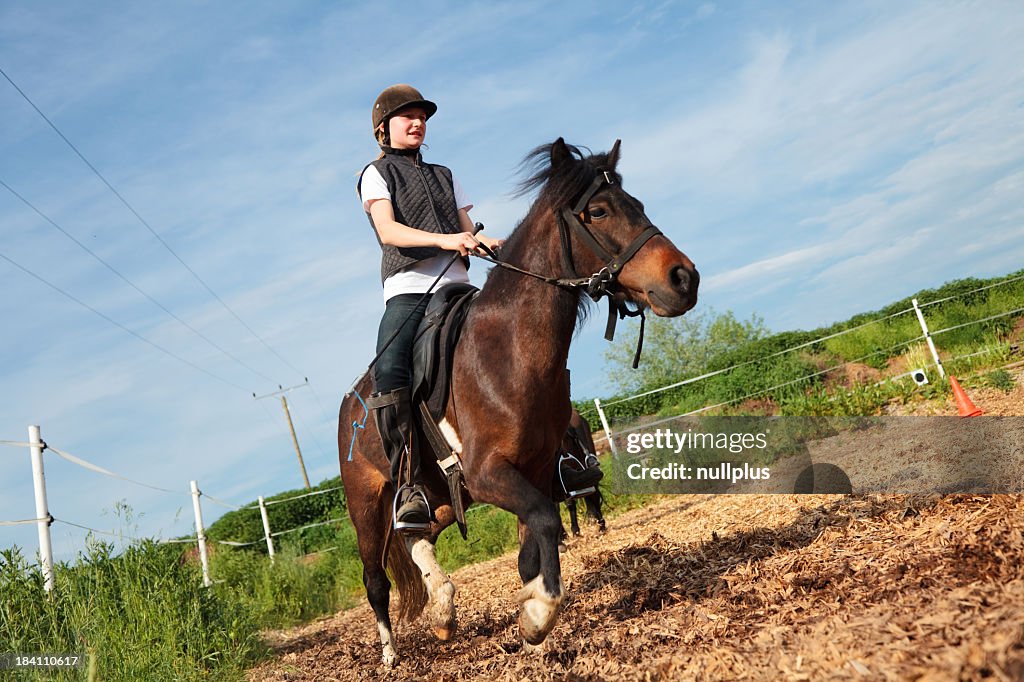 Menina na Fazenda de Cavalos