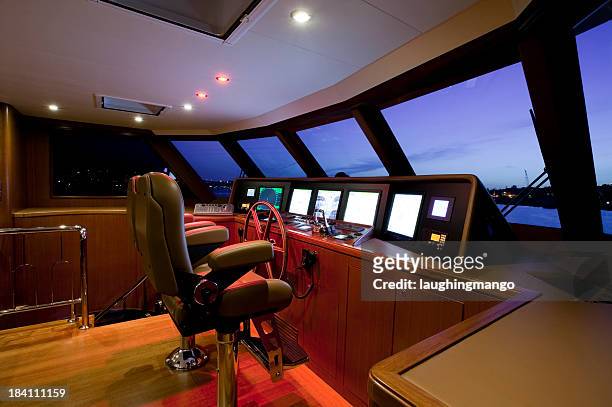 ponte di comando yacht barca da diporto - ship's bridge foto e immagini stock