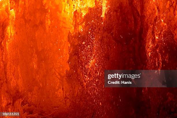 éclaboussures de lave chaude - lave photos et images de collection