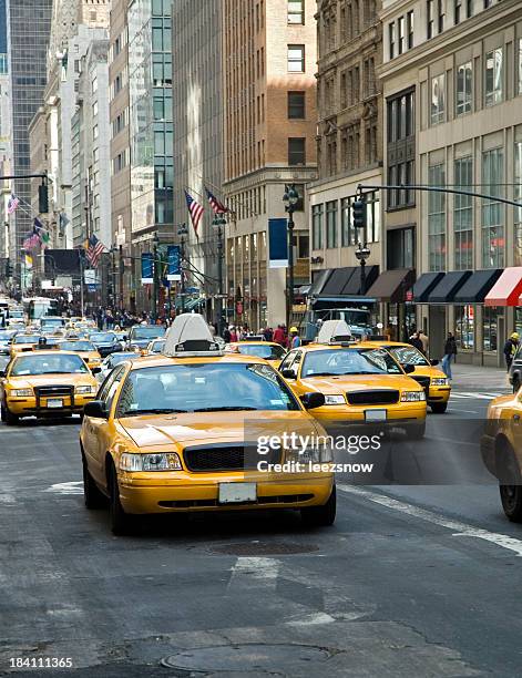 picture of oncoming yellow taxi cabs in new york - yellow taxi stockfoto's en -beelden