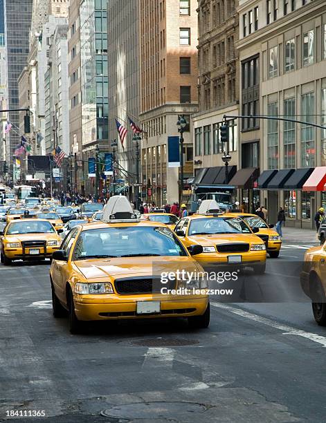 picture of oncoming yellow taxi cabs in new york - yellow taxi 個照片及圖片檔
