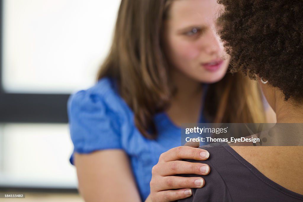 Giovane femmina consolare un amico