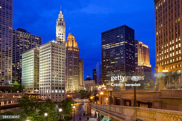 riverwalk along the chicago river in chicago usa - magnificent mile stock pictures, royalty-free photos & images