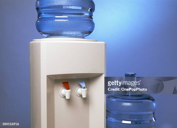 dispensatore d'acqua e grandi bottiglie - cooler foto e immagini stock