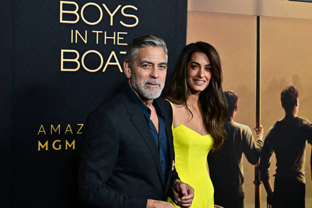 Amal Clooney surge no tapete vermelho com look amarelo deslumbrante Actor George Clooney and his wife Lebanese-British barrister Amal Clooney attend the LA premiere of Amazon MGM Studios' "The Boys in the boat" at the...