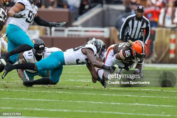 Cleveland Browns tight end David Njoku is tackled by Jacksonville Jaguars linebacker Devin Lloyd during the first quarter of the National Football...