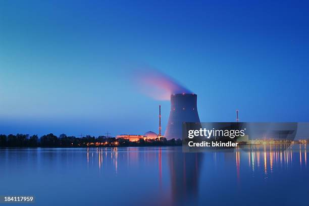 nuclear power plant - kerncentrale stockfoto's en -beelden