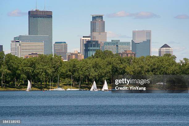 panorama urbain du centre-ville de minneapolis, dans le minnesota, avec voiliers sur park lake - minneapolis photos et images de collection