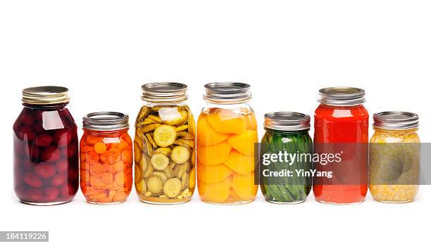 frascos de enlatado de enlatado, alimentos encurtidos vegetal conservado para almacenamiento - salmuera fotografías e imágenes de stock