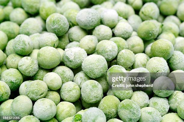 fondo de congelado guisantes al jardín - arveja fotografías e imágenes de stock