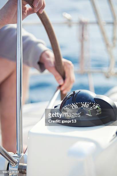 skipper fahren einer yacht - steuerruder stock-fotos und bilder