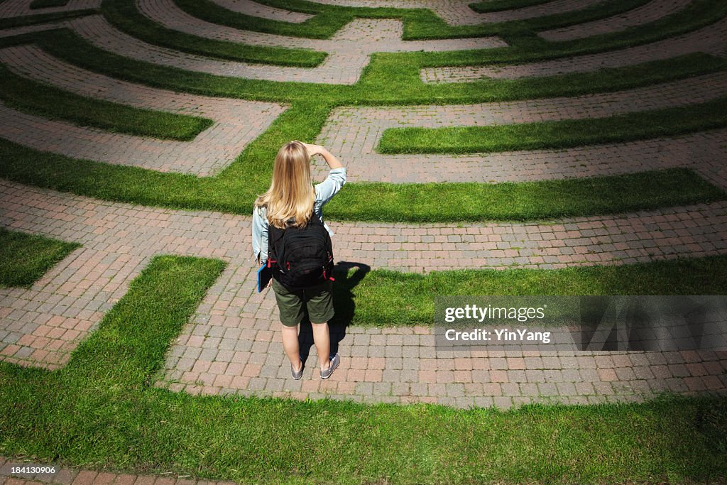 Maze Gehweg mit Frau Teenager-Student Vorhersagen der Weg nach vorne