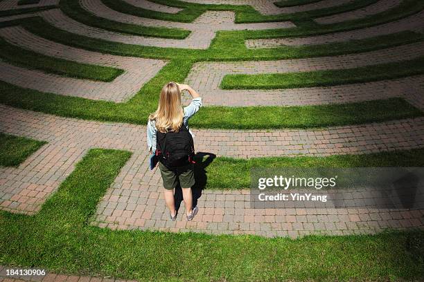 maze voie piétonne avec femme adolescente étudiant prévision aller de l'avant - plotting a path photos et images de collection