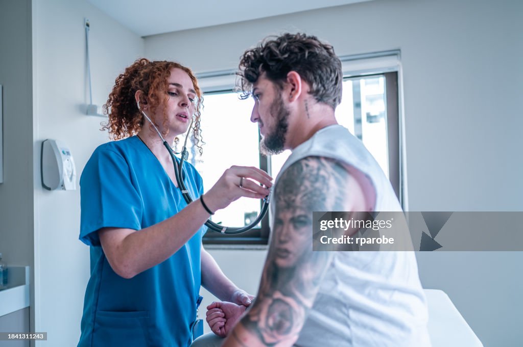 Paciente transgênero do sexo masculino em exame hospitalar