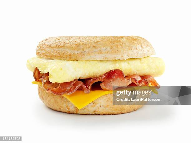 bacon e ovos sanduíches de pequeno-almoço - pãozinho em forma de anel imagens e fotografias de stock
