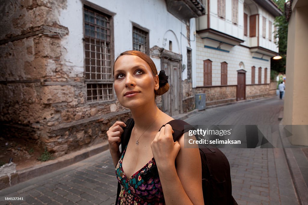 Junge Frau Reisenden in Kaleici (Altstadt von Antalya