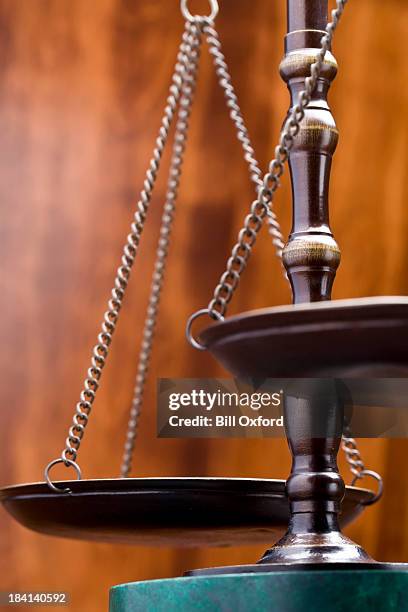 waage der gerechtigkeit - justitia-waage stock-fotos und bilder