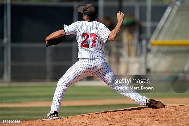 baseball pitcher throwing the ball - baseball pitcher throwing stock pictures, royalty-free photos & images