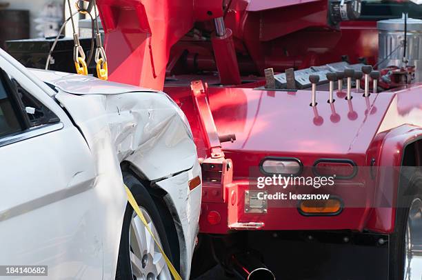 wrecked car on a tow truck - sleep stockfoto's en -beelden