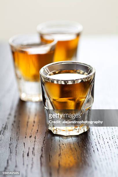 whiskey-aufnahmen - shot glass stock-fotos und bilder