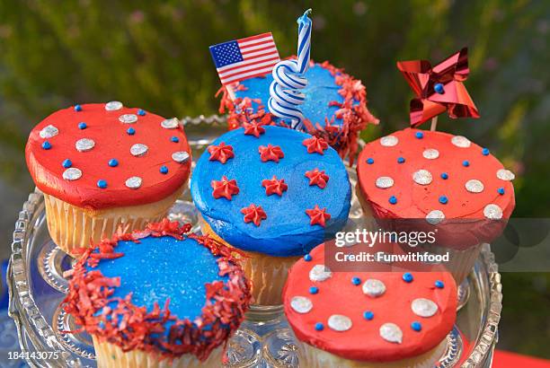 fourth of july cupcakes, american flag on patriotic picnic cake - cake flag stock pictures, royalty-free photos & images