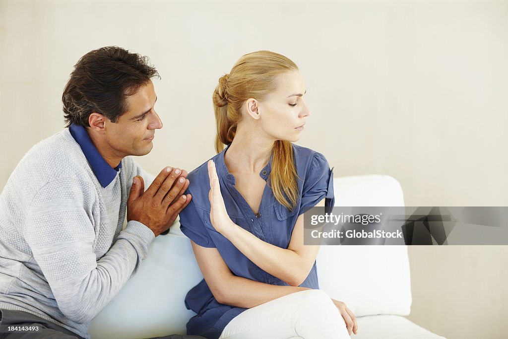 Uomo di chiedere l'elemosina sua moglie che perdono