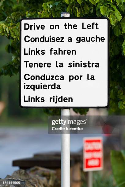 multilingual road sign - multilingual 個照片及圖片檔