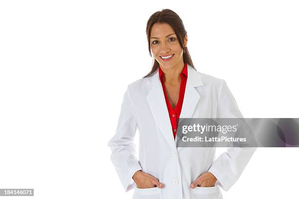 sorrindo feminino vestindo casaco de laboratório as mãos no bolso - laboratory coat - fotografias e filmes do acervo