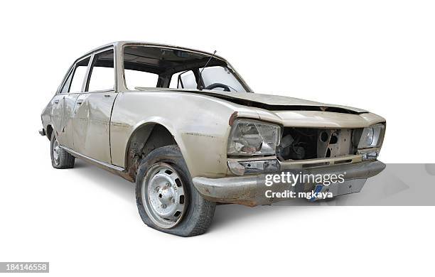 old car - beat up car stockfoto's en -beelden