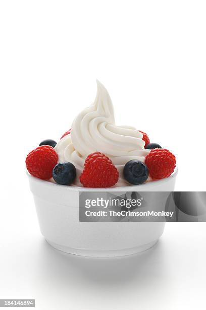 gefrorener joghurt mit beeren - ice cream cup stock-fotos und bilder