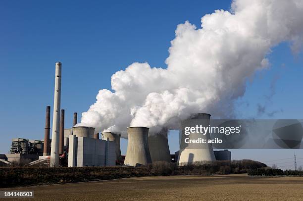 power plant and blue sky - coal fired power station 個照片及圖片檔