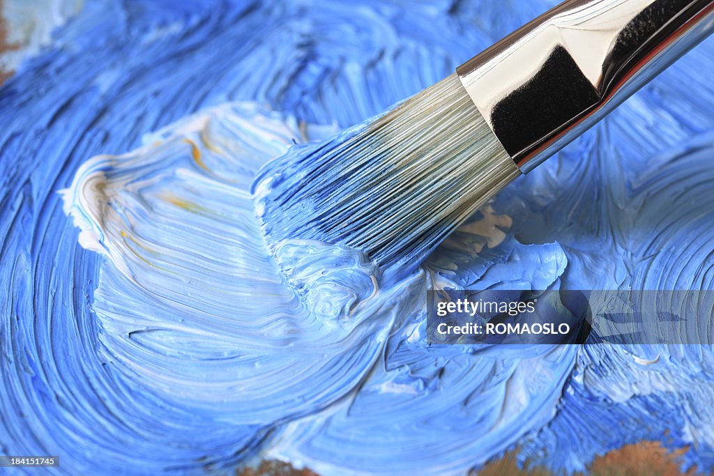 Pinsel mit blue oil paint auf einer klassischen Farbpalette
