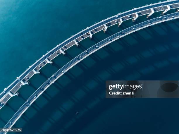 aerial view of cross sea bridge - brug mens gemaakte bouwwerken stockfoto's en -beelden